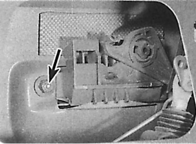 2. За достъп до дръжката на вратата отстранете защитното фолио от вратата.