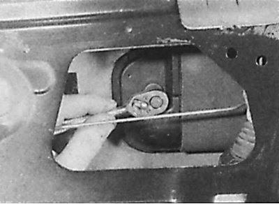 2. За достъп до дръжката на вратата отстранете защитното фолио от вратата.