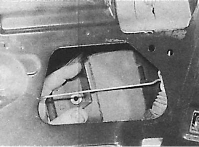 3. Развийте гайката (обозначен със стрелката на фигурата вляво) закопчалки за дръжки.