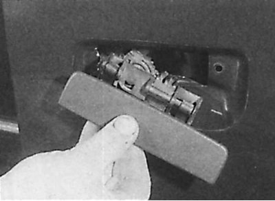 4. При по-късните модели отстранете пластмасовия капак от дръжката на вратата.