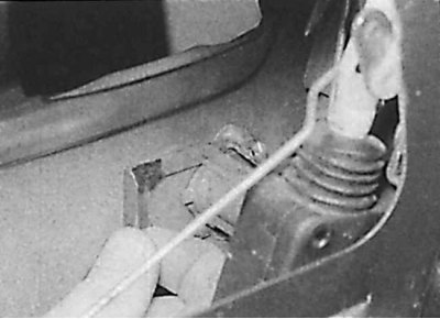 2. За достъп до монтажната скоба на цилиндъра на ключалката отстранете защитното фолио от вратата.