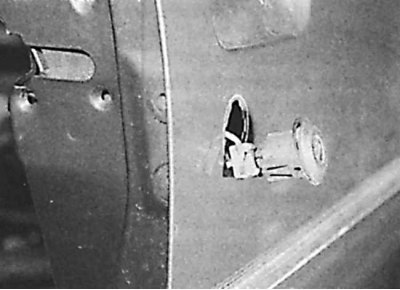 3. Работейки отвътре на вратата, плъзнете скобата настрани от задната част на цилиндъра на…