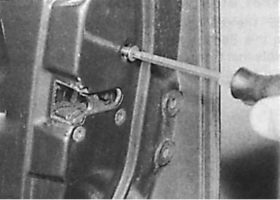 1. Свалете вътрешната и външната дръжки на вратите.