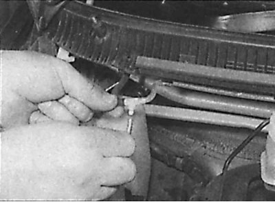 1. Свалете рамената на чистачките на предното стъкло.