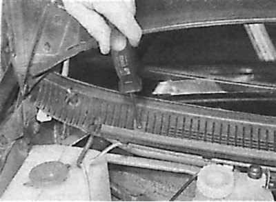 2. Изключете маркуча за миене на предното стъкло от Т-образната част от дясната страна на решетката.