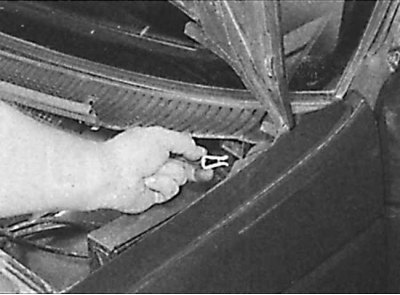 3. Развийте четирите винта, закрепващи решетката.