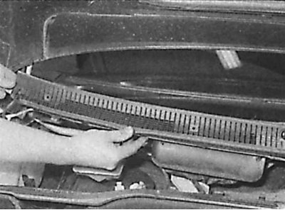 4. Отстранете скобата, закрепваща лявата страна на решетката.