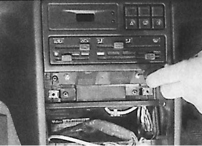 7. З дапамогай тонкай адвёрткі зняць дэкаратыўную пласціну з верхняга кута апраўлення цэнтральных…