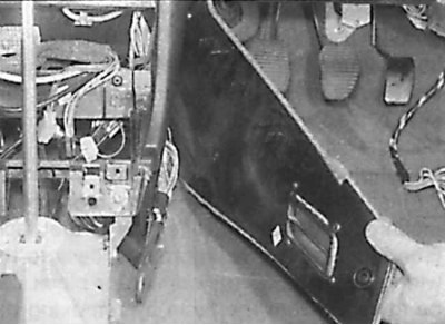 18. Пад цэнтральнай часткай панэлі адкруціць шрубы мацавання бакавога аздаблення цэнтральнай часткі…