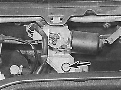 9. Odkręcić elementy mocujące płytę mocującą mechanizm wycieraczek.
