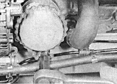 3. Използвайте специален инструмент, за да разхлабите филтъра, след което го развийте на ръка.…