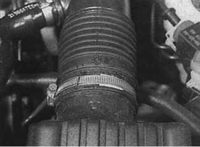 1. Разхлабете скобата и извадете входния канал от капака на корпуса на филтъра.