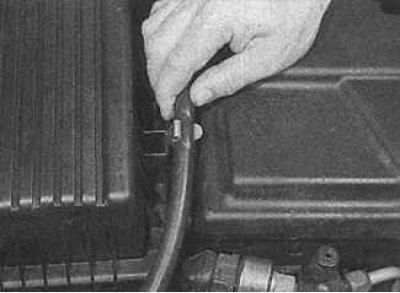 2. При моделите с 2,1-литров двигател откачете маркучите на охлаждащата течност (снимка вляво) и…