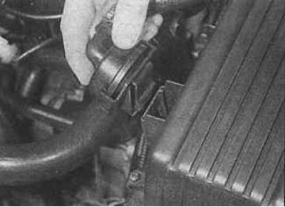 2. При моделите с 2,1-литров двигател откачете маркучите на охлаждащата течност (снимка вляво) и…