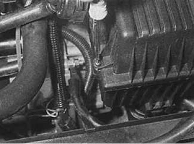 4. Развийте монтажните винтове на капака на въздушния филтър.