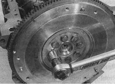 4. Осигурете маховика от завъртане и завийте монтажните болтове.