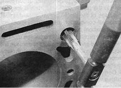 9. Тщательно очистите все резьбовые отверстия, используя метчик с соответствующей резьбой, после…