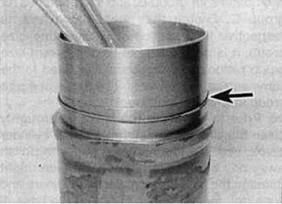 6. Снимите с каждой гильзы уплотнительное кольцо (указано стрелкой) круглого сечения.