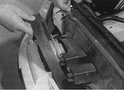 4. Развийте болтовете, закрепващи капака на вентилатора към ключалката на капака. Изключете кабела…