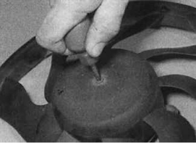 5. Ако е необходимо, развийте монтажния винт и извадете вентилатора от вала на двигателя.