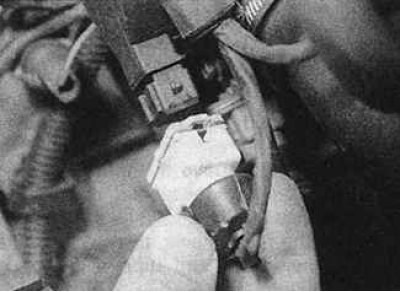 1. Разхлабете скобата и извадете електрическия конектор от потенциометъра.