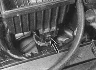 4. Отстранете корпуса на въздушния филтър нагоре, така че всички долни елементи да могат да бъдат…