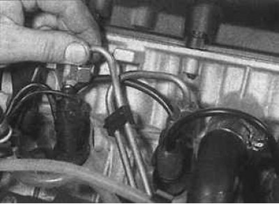 1. За да премахнете всмукателната тръба или канал, трябва да разхлабите скобите в краищата на…