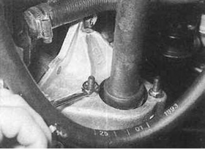 8. Разхлабете двата монтажни болта на междинния лагер на десния задвижващ вал.