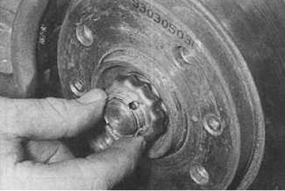 6. Поставете новата фиксираща гайка на сферичния шарнир и я затегнете до определения въртящ момент.…