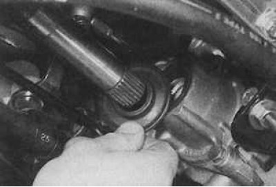 13. Поставете вътрешния край на вала през закачалката за монтаж на междинния лагер и монтирайте…