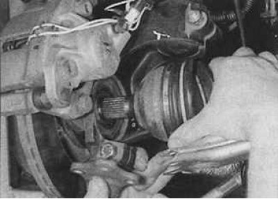 15. Монтирайте външния шарнир с постоянна скорост в главината.