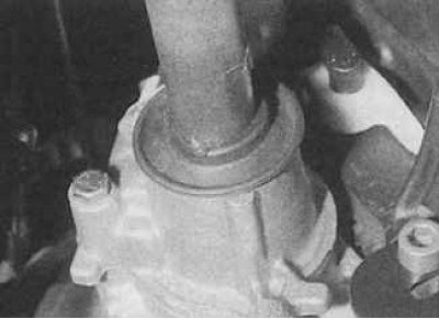 16. Проверете дали междинният лагер е монтиран правилно, след това завъртете болтовете на 90° и ги…