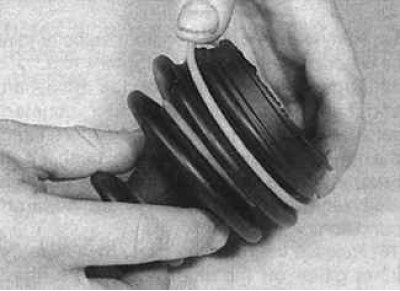 1. Пластмасови пръстени (снимка вляво) се намират от външната страна на защитния капак. Плъзнете…