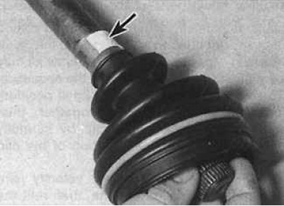 1. Пластмасови пръстени (снимка вляво) се намират от външната страна на защитния капак. Плъзнете…