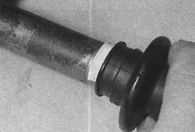 2. Монтирайте вътрешния край на багажника в жлеба на задвижващия вал или върху пластмасовата втулка…