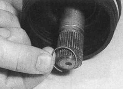 3. Инсталирайте нов фиксиращ пръстен в жлеба на края на задвижващия вал.