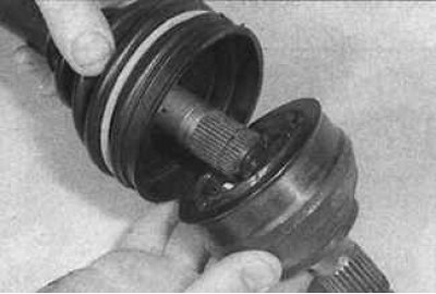 4. Подравнете шлиците на шарнира и задвижващия вал и монтирайте шарнира върху задвижващия вал,…