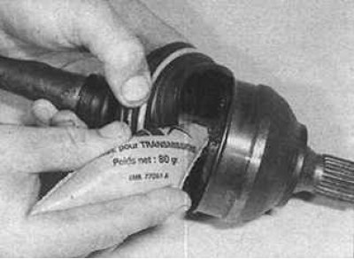 5. Напълнете фугата със смазка и монтирайте защитната обувка в жлеба на фугата.