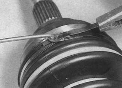 6. Закрепете защитния капак със скоби с помощта на кука и клещи.