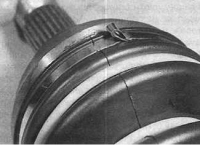 8. Сгънете края на скобата близо до скобата.