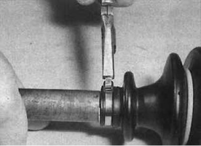 10. Повдигнете вътрешния край на ботуша, за да изравните въздушното налягане под ботуша, след което…