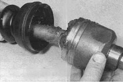 4. Отстранете скобите, закрепващи защитния капак на вътрешното съединение, и плъзнете защитния…