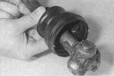 4. Отстранете скобите, закрепващи защитния капак на вътрешното съединение, и плъзнете защитния…