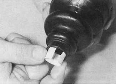 5. Отстранете пластмасовата втулка от кутията.