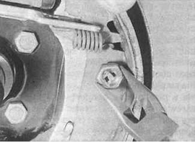 4. Маркирайте монтажната позиция на всички компоненти на задната спирачка. С помощта на клещи…