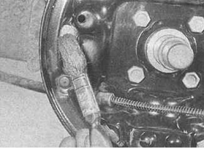 14. Почистете компонентите на задната спирачка. Нанесете лубрикант с висока точка на топене върху…