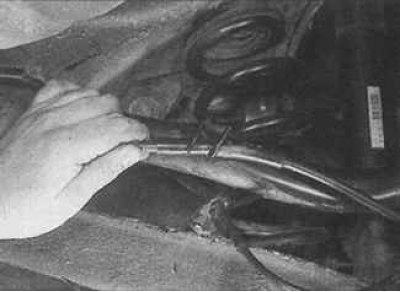 5. Освободете кабела от монтажните скоби.