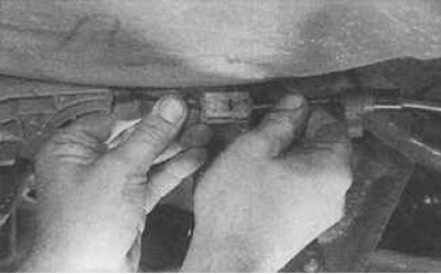 6. Изключете десния заден кабел от регулиращия механизъм.