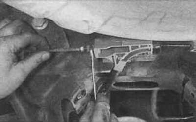 7. Развийте левия заден кабел. Извадете кабелите изпод автомобила.