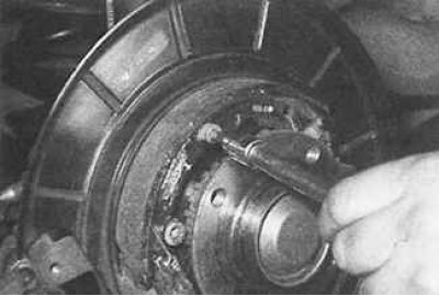 2. С помощта на специален ключ натиснете задържащата пружина на горната спирачна челюст, завъртете…